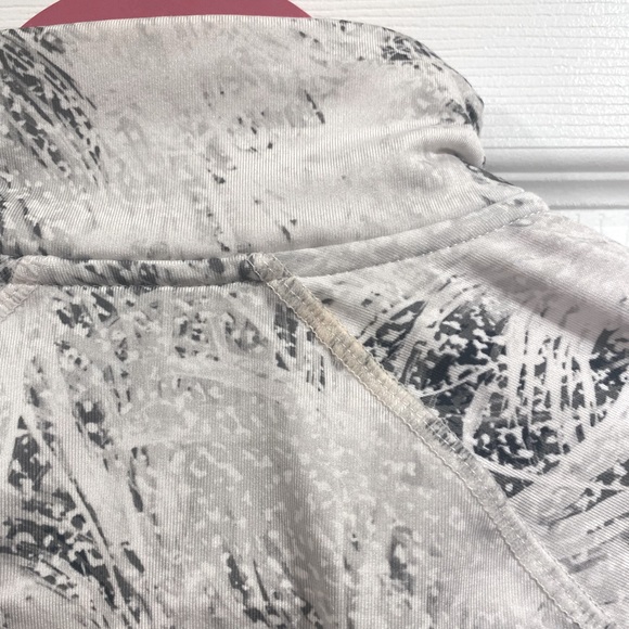 Womens Small Joe Fresh Active Wear White and Black Pattern Zip Up - Picture 3 of 6